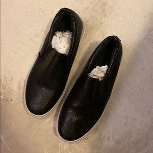 Women shoes black like snakes